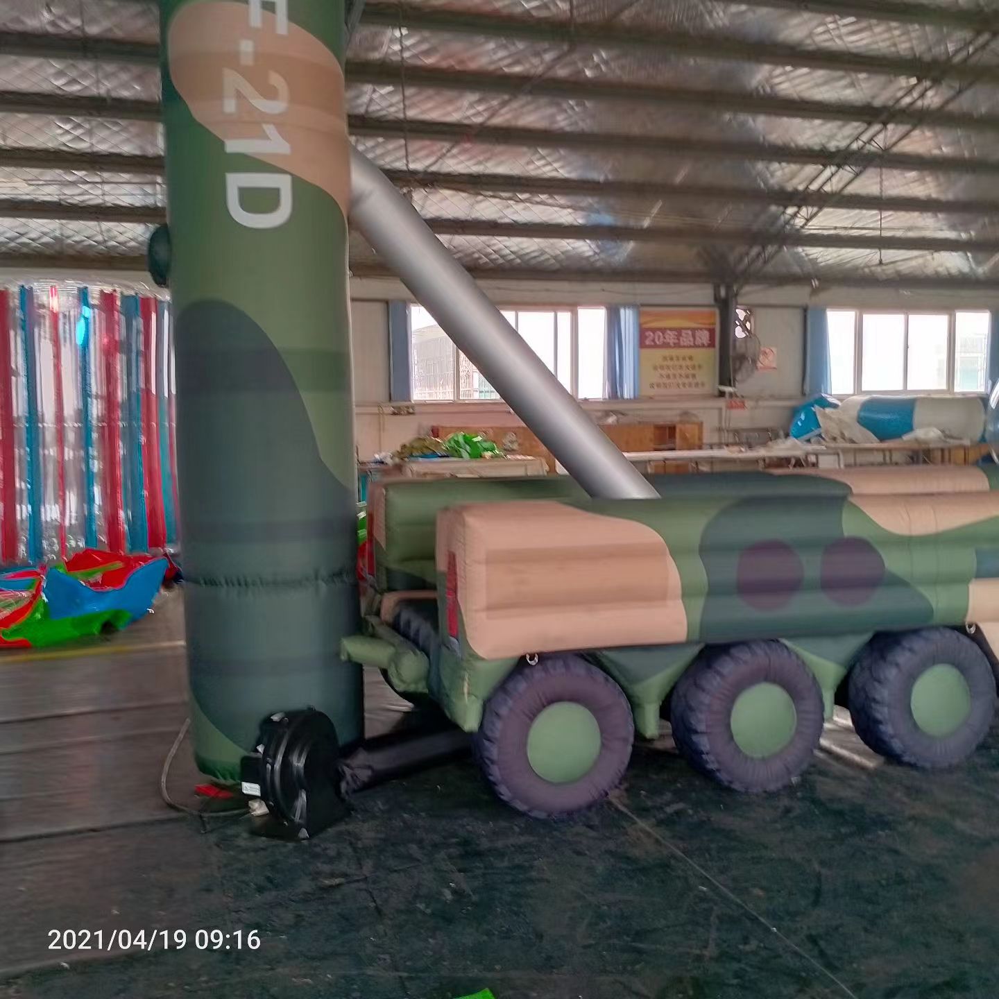 利州军事演习中的充气目标车辆：模拟发射车雷达车坦克飞机